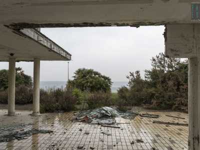 Ci fermiamo pensando a quanto potesse essere "paradisiaco" questo angolo: l'acqua calda della piscina, il giardino rigoglioso che la circondava e poco pi� in l� il lungomare puntellato da ristoranti e lidi storici
